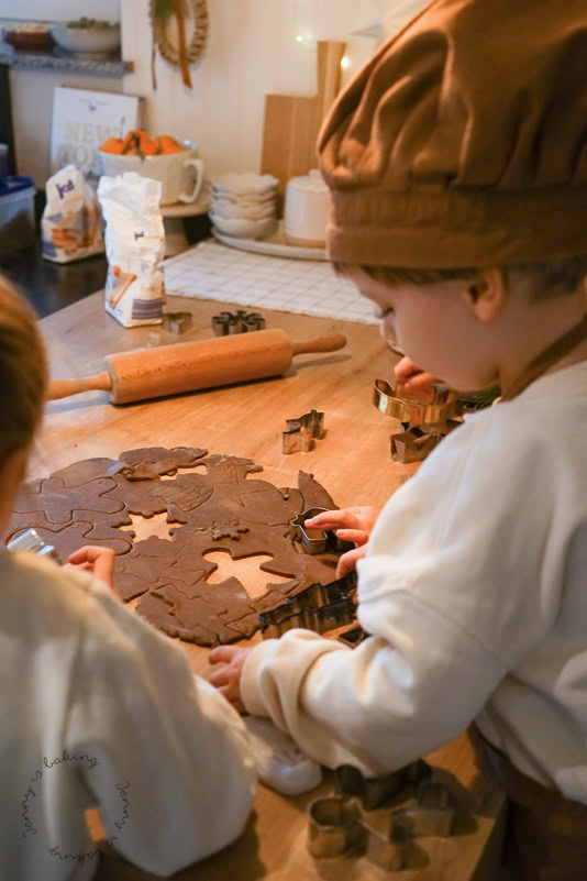 Kinder-stechen-Lebkuchenteig-