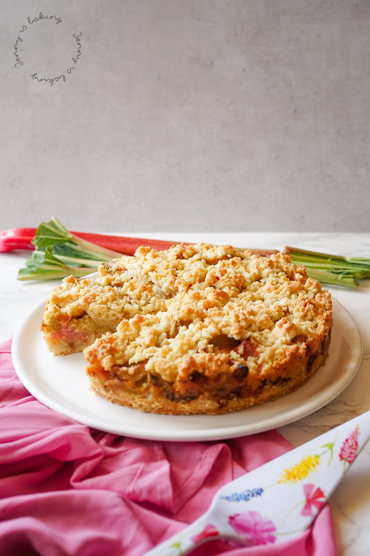 Blitzschneller Rhabarberkuchen mit Streuseln - Jenny is baking