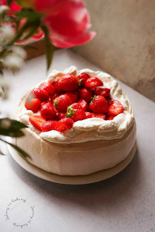 Pavlova mit marinierten Erdbeeren (glutenfrei) - Jenny is baking Pavlova mit marinierten Erdbeeren (glutenfrei) - Jenny is baking