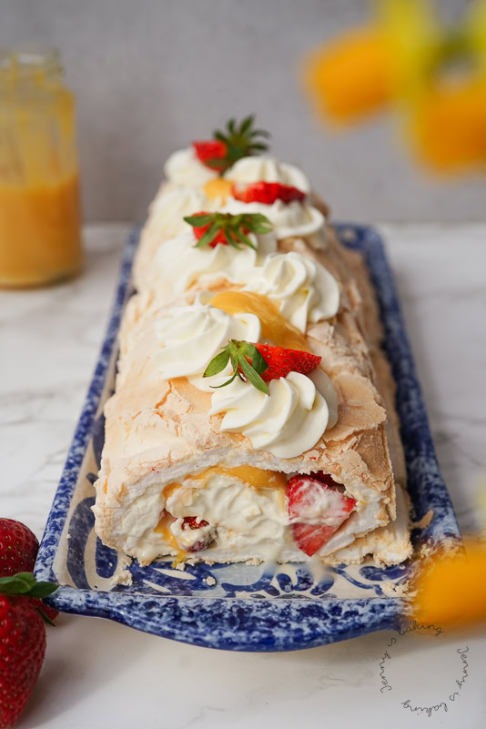 Baiser-Rolle mit Lemon-Curd und frischen Erdbeeren (gluten-frei)