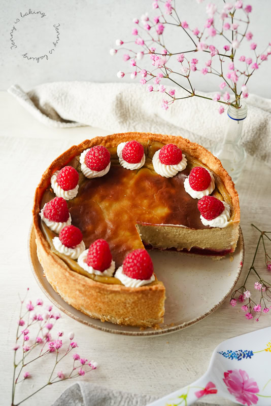 Französischer Flan pâtissier mit Himbeere und Pistazie