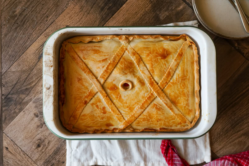 Klassische Empanada Gallega mit Thunfisch und Paprika